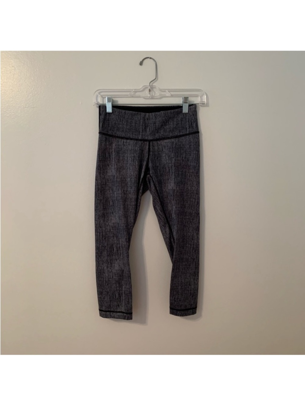 lululemon athletica Heathered Charcoal Capri Leggings - Picture 1 of 3